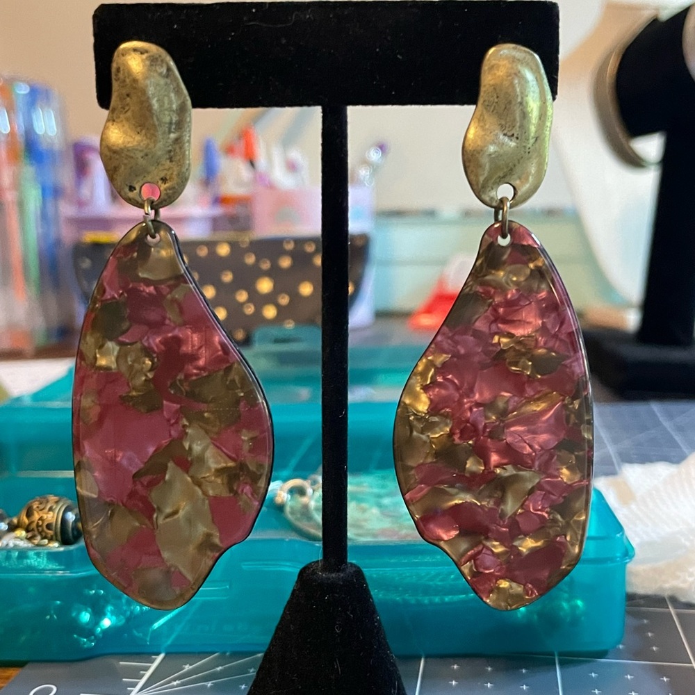 Marble-like statement earrings